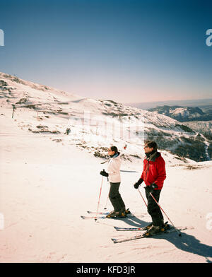 Argentinien, Bariloche, Cerro Kathedrale, paar Leute Skifahren auf schneebedeckten Landschaft Stockfoto