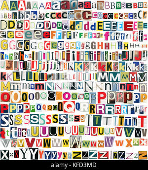 Big Size Zeitung, Zeitschrift clippings Alphabet. auf weißem Hintergrund. Sammlung von bunten Zeitungen, Zeitschriften Briefe. Stockfoto