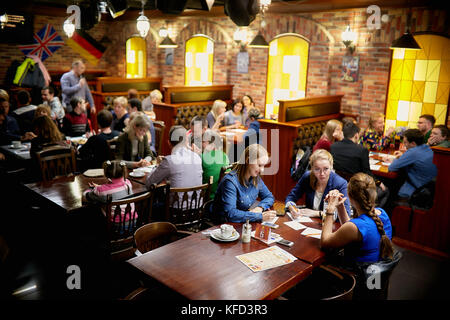 Syzran, Russland, 24. Oktober 2017: Freunde feiern in einer Loungebar Stockfoto