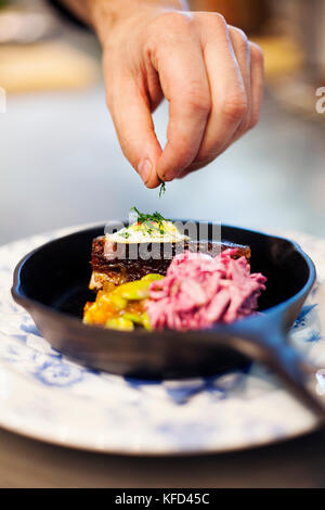 BERMUDA. Hamilton. Hamilton Princess & Beach Club Hotel. Marcus' Restaurant. Executive Chef Leonardo Marino Beschichtung der Ruck Schweinebauch mit Insel qu Stockfoto