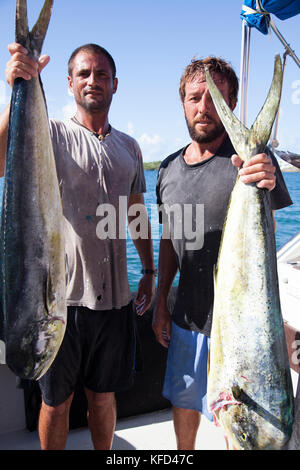 BERMUDA. Die lokalen Fischer mit Mahi Mahi und König Makrele posieren. Stockfoto