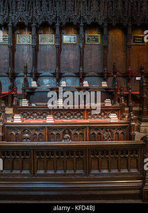 Bänke und Bücher im Chor der mittelalterlichen Kathedrale von Lincoln, England. Stockfoto