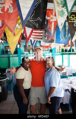 EXUMA, Bahamas. Die Einheimischen in der Staniel Cay Yacht Club im Stanley Cay. Stockfoto