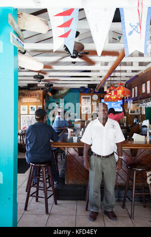 EXUMA, Bahamas. Die einheimischen an der Staniel Cay Yacht Club in Staniel Cay. Stockfoto