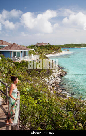 EXUMA, Bahamas. Nicole auf einem Balkon einer der Villen an der Fowl Cay Resort. Stockfoto