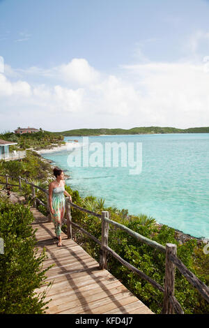 EXUMA, Bahamas. Nicole auf einem Balkon einer der Villen an der Fowl Cay Resort. Stockfoto