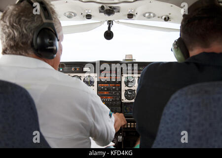 EXUMA, Bahamas. Ein Blick auf das Cockpit auf dem Flug zurück nach Nassau von der Exuma Islands. Stockfoto