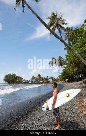 Französisch Polynesien, Tahiti. Lokale Surfer an papenoo Strand. Stockfoto