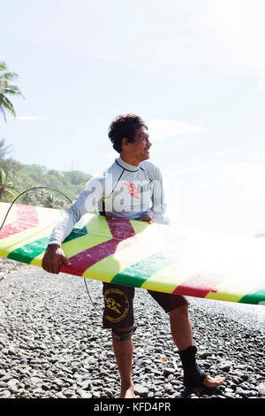 Französisch Polynesien, Tahiti. Lokale Surfer an papenoo Strand. Stockfoto