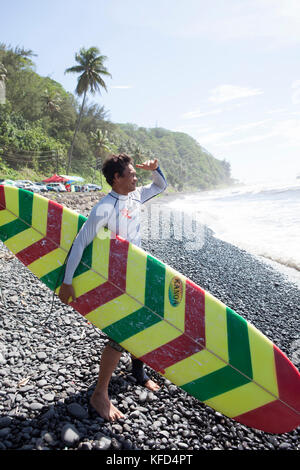 Französisch Polynesien, Tahiti. Lokale Surfer an papenoo Strand. Stockfoto