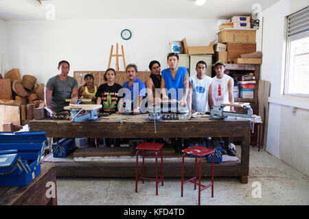 Französisch Polynesien, Tahiti. Studenten in den Mittelpunkt des Metiers D'Art in Papeete. Stockfoto