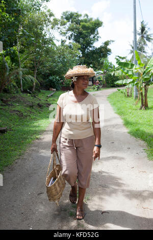 Französisch Polynesien Tahaa Island. Lokale Frau zu Fuß in der Stadt. Stockfoto