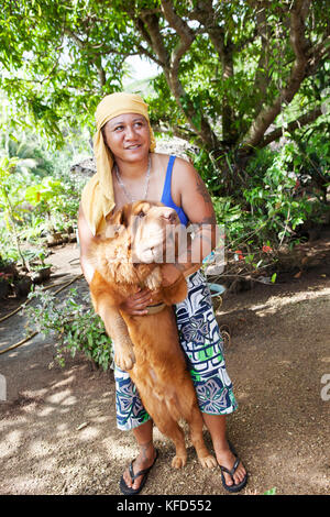 Französisch Polynesien Tahaa Island. Lokale Frau mit ihrem Hund. Stockfoto