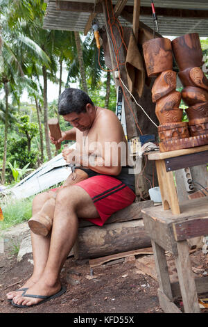 Französisch Polynesien Tahaa Island. Ein Bildhauer mit seiner Arbeit und seinen Kindern. Stockfoto