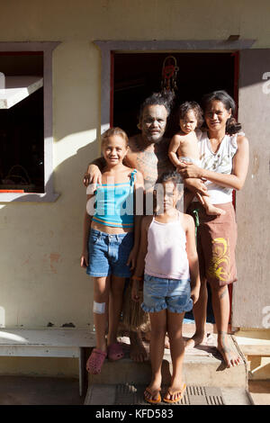 Französisch Polynesien Tahaa Island. Portrait von Tattoo artist Tavita Monea und seiner Familie in seinem Haus auf Tahaa Island. Stockfoto