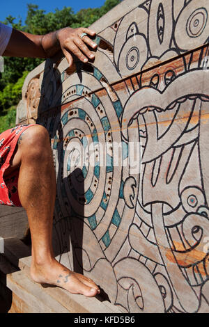 Französisch Polynesien, die Insel Moorea. Schnitzereien auf Holz am Atitia Centre. Stockfoto