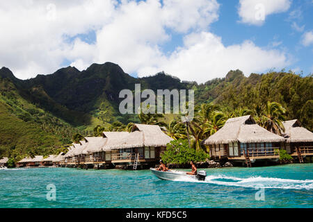 Französisch Polynesien Moorea. Eine Bootsfahrt mit dem Intercontinental Moorea Resort und Spa im Hintergrund. Stockfoto