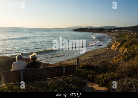 Paar am späten Nachmittag Licht über leffingwell Cove, Cambria, Hearst Castle, Big Sur, Kalifornien, USA sitzen Stockfoto