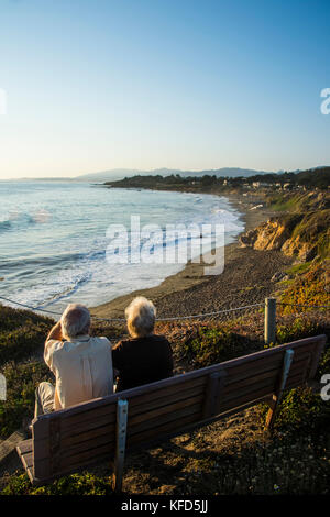 Paar am späten Nachmittag Licht über leffingwell Cove, Cambria, Hearst Castle, Big Sur, Kalifornien, USA sitzen Stockfoto