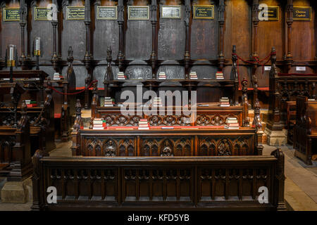 Bänke und Bücher im Chor der mittelalterlichen Kathedrale von Lincoln, England. Stockfoto