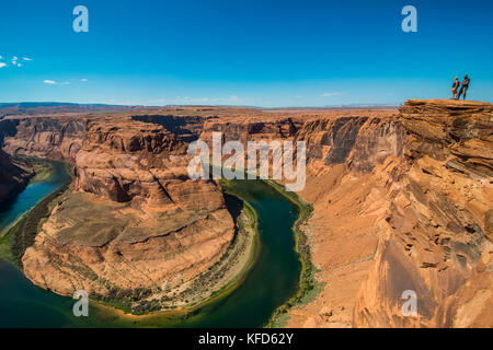 Touristen auf der Hufeisen auf den Colorado River am South Rim, Arizona Bend, USA Stockfoto