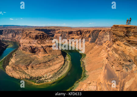 Touristen auf der Hufeisen auf den Colorado River am South Rim, Arizona Bend, USA Stockfoto