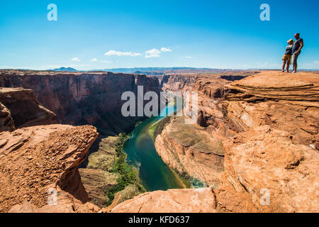 Touristen auf der Hufeisen auf den Colorado River am South Rim, Arizona Bend, USA Stockfoto