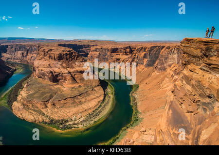 Touristen auf der Hufeisen auf den Colorado River am South Rim, Arizona Bend, USA Stockfoto