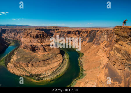 Touristen auf der Hufeisen auf den Colorado River am South Rim, Arizona Bend, USA Stockfoto