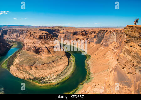 Touristen auf der Hufeisen auf den Colorado River am South Rim, Arizona Bend, USA Stockfoto