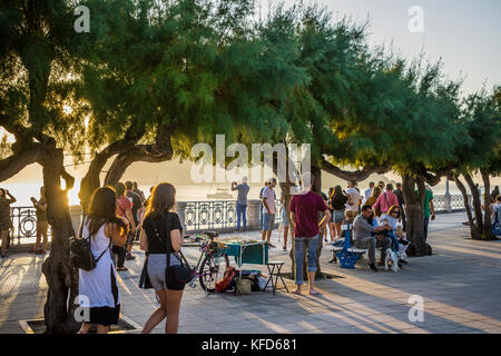 Besucher im Park Alderi am späten Sommer sonnigen Nachmittag, San Sebastian, Baskenland, Spanien Stockfoto