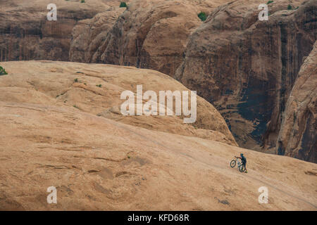 Mann sein Fahrrad auf den slickrock Trail. Moab, Utah, USA Stockfoto