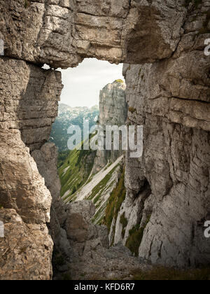 Durch Loserfenster eine natürliche Fenster in die Berge (Verlierer, Salzkammergut, Österreich) Stockfoto