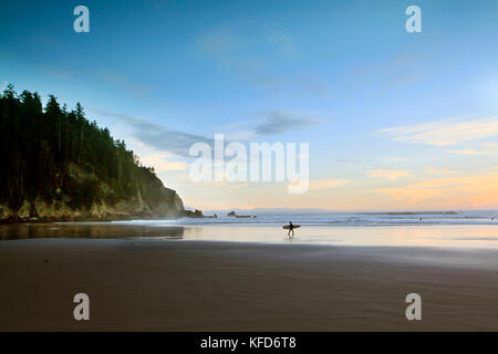 Usa, Oregon, Oswald west State Park, Surfer am Strand entlang laufen und sich in das Wasser am Oswald State Park, südlich von Cannon Beach Stockfoto