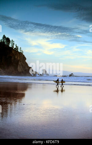 Usa, Oregon, Oswald west State Park, Surfer am Strand entlang laufen und sich in das Wasser am Oswald State Park, südlich von Cannon Beach Stockfoto