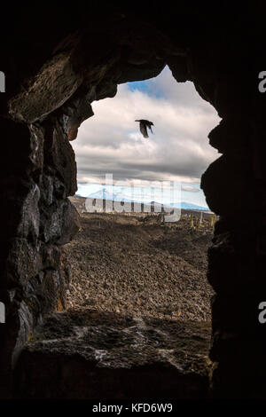 USA, Oregon, Oregon Cascades, Blick auf den Mount Jefferson von der Spitze des Dee Wright Observatoriums inmitten eines alten Lavaflusses auf dem M Stockfoto