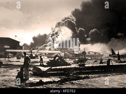 Der Angriff auf Pearl Harbor war eine Überraschung Militärschlag von der Kaiserlichen Japanischen Marine Air Service gegen die Vereinigten Staaten Marinestützpunkt in Pearl Harbor, Hawaii, am Morgen des 7. Dezember, 1941. Der Angriff, der auch als die Schlacht von Pearl Harbor bekannt. Stockfoto