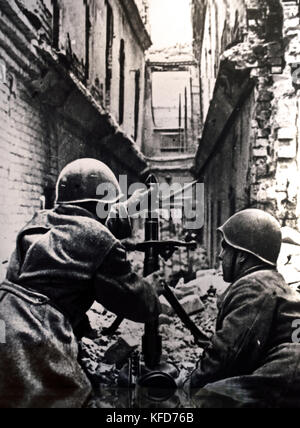 Kämpfe in den Straßen von Stalingrad eine sowjetische Mörtel in Aktion Weltkrieg (die Schlacht von Stalingrad 1942-1943 war eine große Schlacht des Zweiten Weltkriegs, in denen das nationalsozialistische Deutschland und seine Verbündeten der Sowjetunion für die Kontrolle über die Stadt von Stalingrad gekämpft) Stockfoto