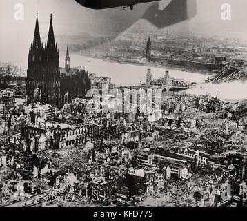 Der Kölner Dom steht inmitten der Ruinen der Stadt nach der alliierten Bombenangriffe, 1944. Weltkrieg II. Stockfoto