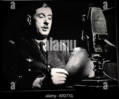 Befreiung von Paris französische Radio 24 August 1944 Charles de Gaulle (Charles André Joseph Marie de Gaulle) 1890-1970 der französische General - Staatsmann. Der Führer des Freien Frankreich 1940 - 44 und der Provisorischen Regierung der Französischen Republik 1944 - 46. Weltkrieg (1944 Charles de Gaulle Charles André Joseph Marie de Gaulle) 1890-1970 der französische General - Staatsmann. Der Führer des Freien Frankreich 1940 - 44 und der Provisorischen Regierung der Französischen Republik 1944 - 46. Weltkrieg II. Stockfoto