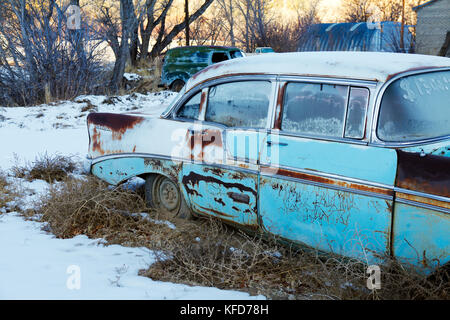 Usa, Utah, altes Auto im Schnee, Glendale, Highway 89 Stockfoto