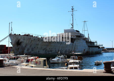 Alten großen historischen verrostet und unten Schiff namens Galeb im Hafen von Rijeka, Kroatien angedockt geschlagen, warten geduldig auf Restaurierung und bessere Tage Stockfoto