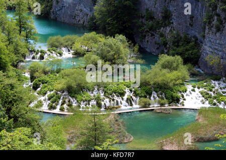 Mehrere kleine Wasserfälle im unteren Teil des Nationalpark Plitvicer Seen Division verschiedene Seen mit Wald Bäume wachsen zwischen ihnen Stockfoto