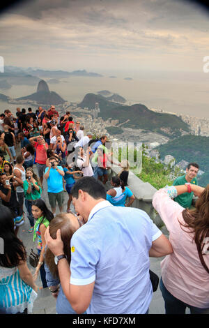 Brasilien, Rio de Janiero, Gruppen von Menschen versammeln sich an der Cristo Redentor (Statue) Stockfoto