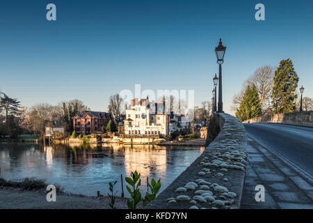 Die Thames Riviera Hotel in Maidenhead an einem frostigen Wintermorgen. Stockfoto