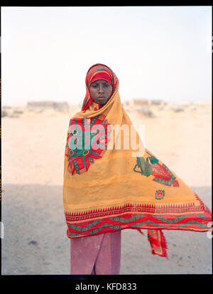 ERITREA, Dorf Saroita, Porträt eines Mädchen aus der Ferne vor ihrem Haus Stockfoto