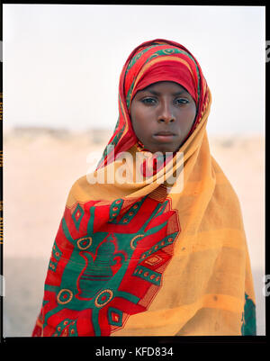 ERITREA, Dorf Saroita, Porträt eines Mädchen aus der Ferne vor ihrem Haus Stockfoto