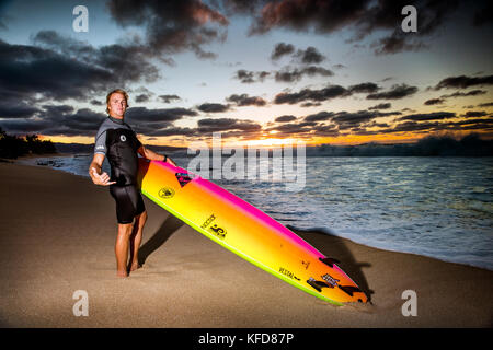 HAWAII, Oahu, North Shore, Big Wave surfer Jamie O'Brien surfen an Pipeline und Backdoor Stockfoto