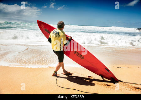 HAWAII, Oahu, North Shore, Eddie Aikau, 2016, 66 jährige Clyde Aikau, Bruder von Eddie Aikau Vorbereitung während des Eddie Aikau Big 2016 wa zu Kopf Stockfoto