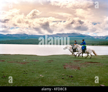 Die Mongolei, khuvsgul Nationalparks, nomadischen Reiter ihre Pferde entlang Toilogt See Stockfoto